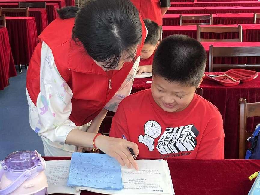 安徽學(xué)子三下鄉(xiāng)：學(xué)習(xí)中外文化習(xí)俗，體會(huì)文化多樣性