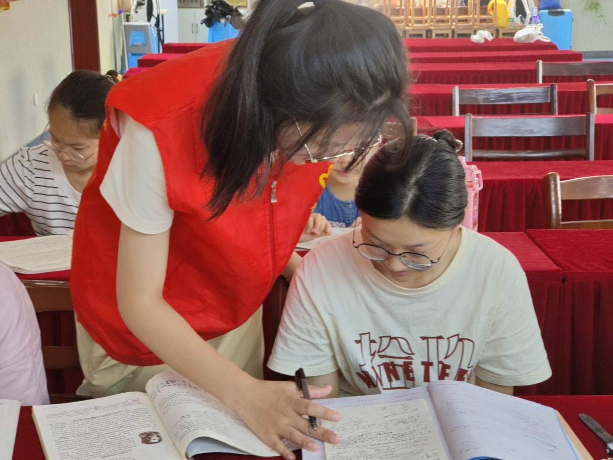安徽學(xué)子三下鄉(xiāng)：了解中外文化，豐富知識樂園