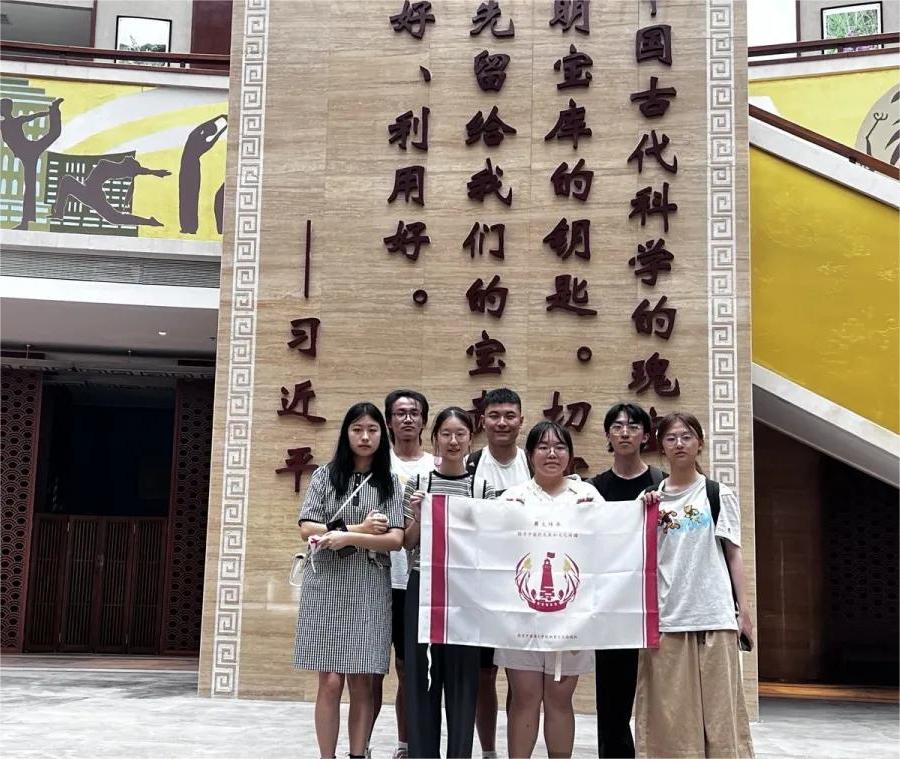【?薪火傳承?——?探尋中醫(yī)藥發(fā)展和文化傳播?】“?民族醫(yī)藥異彩紛呈?，?學(xué)習(xí)經(jīng)驗(yàn)展望未來?”薪火實(shí)踐團(tuán)蜀地醫(yī)道尋根隊(duì)探尋成都中醫(yī)藥大學(xué)博物館