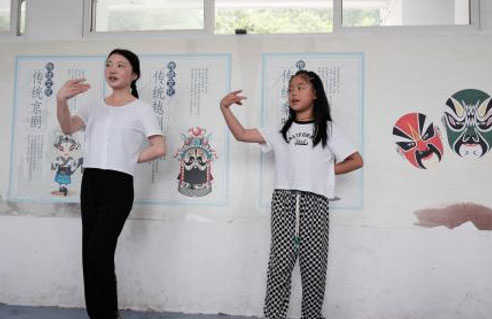 “喻夢(mèng)同行 筑夢(mèng)未來(lái)”志愿服務(wù)隊(duì)聯(lián)合紅巖寺民族小學(xué)讓中華傳統(tǒng)文化走進(jìn)課堂