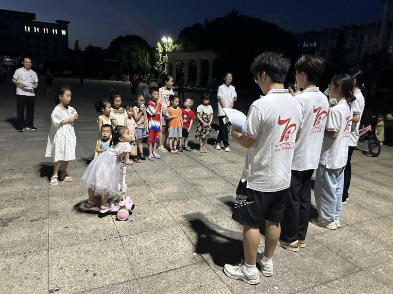 藥學(xué)院“寶葫蘆”實(shí)踐隊(duì)開展“炎炎夏日情·關(guān)愛潤童心” 志愿活動