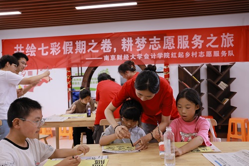 南財(cái)學(xué)子走進(jìn)農(nóng)家書屋：紫色藝術(shù)陶冶情操，書法漆扇傳承文化