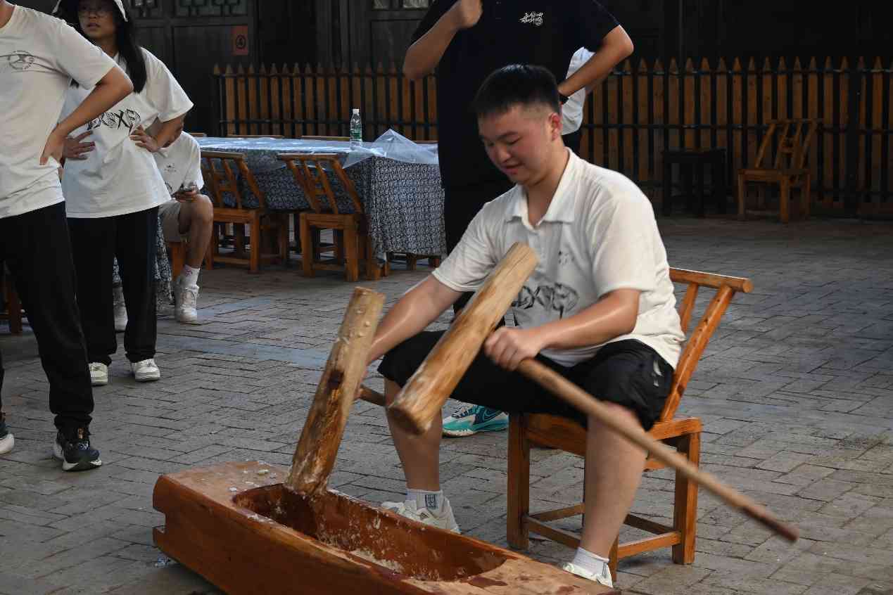 湖南工商大學(xué)e路鄉(xiāng)伴小分隊：傳承千年民俗，共賞打糍粑盛宴