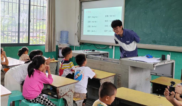 童語(yǔ)誦讀 ，推普筑夢(mèng)——長(zhǎng)安大學(xué)筑夢(mèng)黔行實(shí)踐隊(duì)深入開