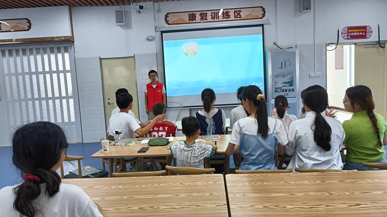 學(xué)習(xí)與玩耍相結(jié)合，構(gòu)建多彩暑假