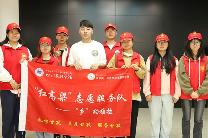 走進(jìn)信息時代，感受科技力量——紅高粱“鄉(xiāng)”約雅拉志愿服務(wù)隊成員赴康定市雅拉鄉(xiāng)達(dá)折渚電商直播基地開展參觀學(xué)習(xí)活動