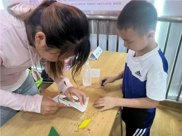 “藝賦中醫(yī)”團(tuán)隊(duì)響應(yīng)“愛心暑托班”號(hào)召，向社區(qū)孩童介紹中醫(yī)藥拓染技藝