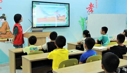 人文學(xué)院青年志愿團(tuán)開展“感恩”與“科學(xué)”主題公益課