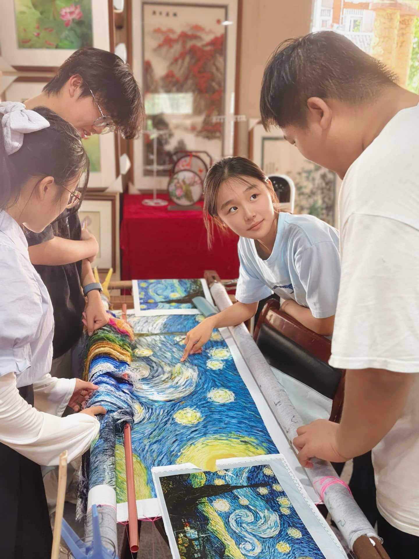 湖北大學(xué)“三下鄉(xiāng)”暑期實(shí)踐隊(duì)到江欣苑開(kāi)展?jié)h繡傳承相關(guān)調(diào)研
