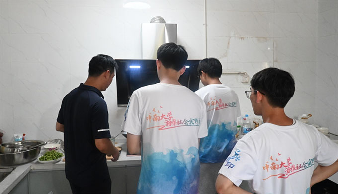【青春建功，實(shí)踐鑄魂】中南大學(xué)“心興湘印”支教隊(duì)與團(tuán)省委駐興場(chǎng)坳村工作隊(duì)的一頓飯