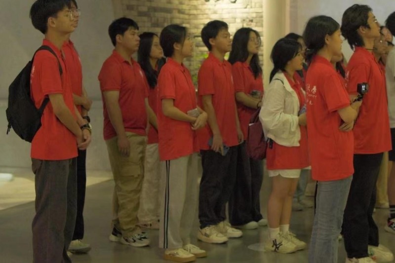 西南石油大學(xué)外國語學(xué)院“枝繁·簡心向陽實(shí)踐隊(duì)”赴簡陽市龍溪村開展“扎根鄉(xiāng)農(nóng)，智潤龍溪”暑期社會實(shí)踐活動