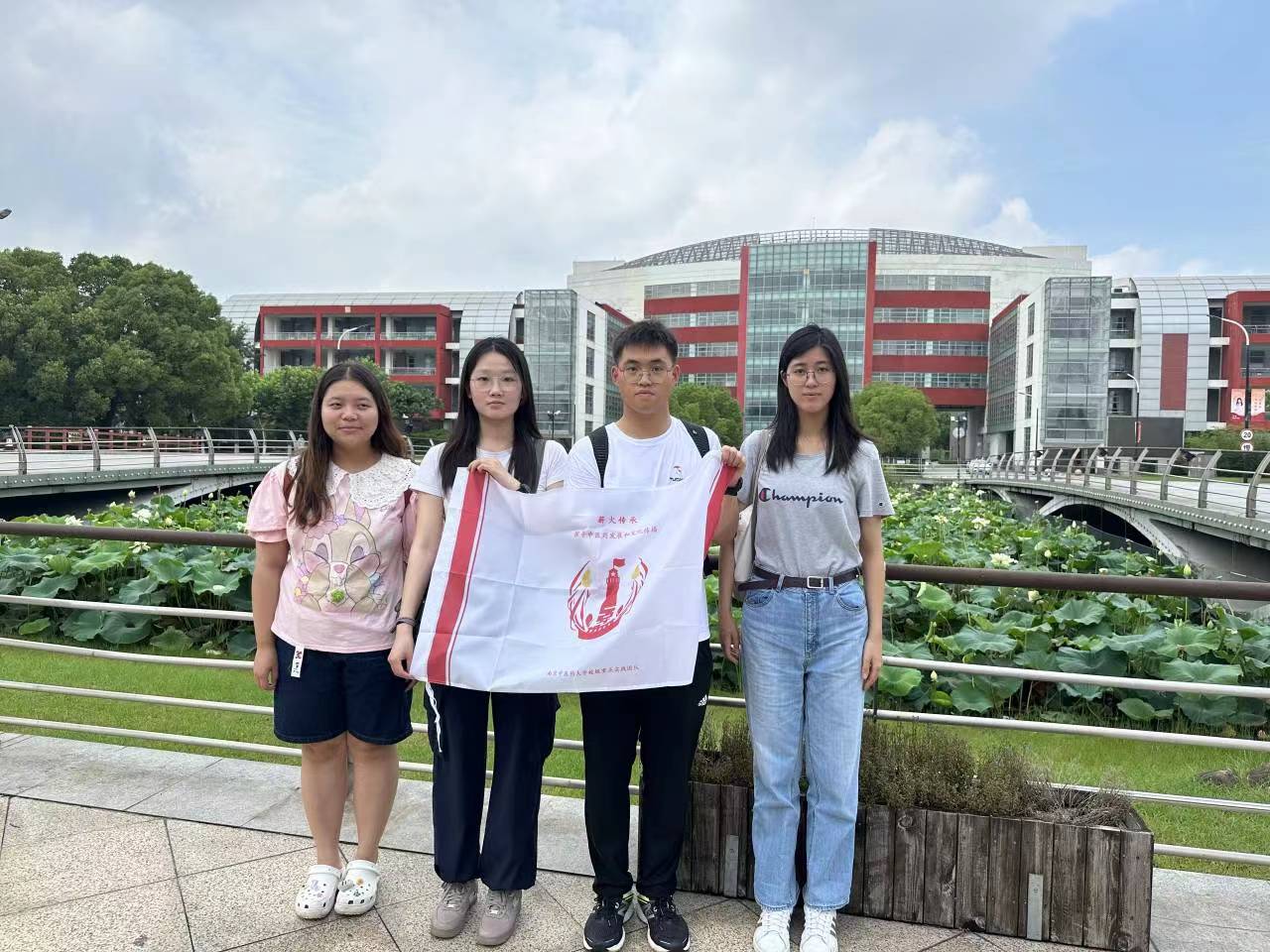 【一臨薪火實踐團】“半夏送爾游天下，素問幾時可當歸”薪火實踐團岐黃接力，丹心筑夢小分隊探尋上海中醫(yī)藥博物館