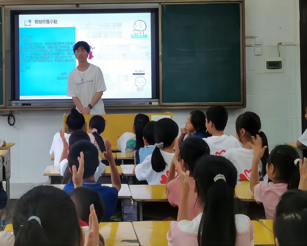 【青春建功，實(shí)踐鑄魂】足球構(gòu)筑友誼橋梁，反霸凌共建和諧校園——中南大學(xué)湘雅公共衛(wèi)生學(xué)院夏令營七彩課程持續(xù)推進(jìn)！