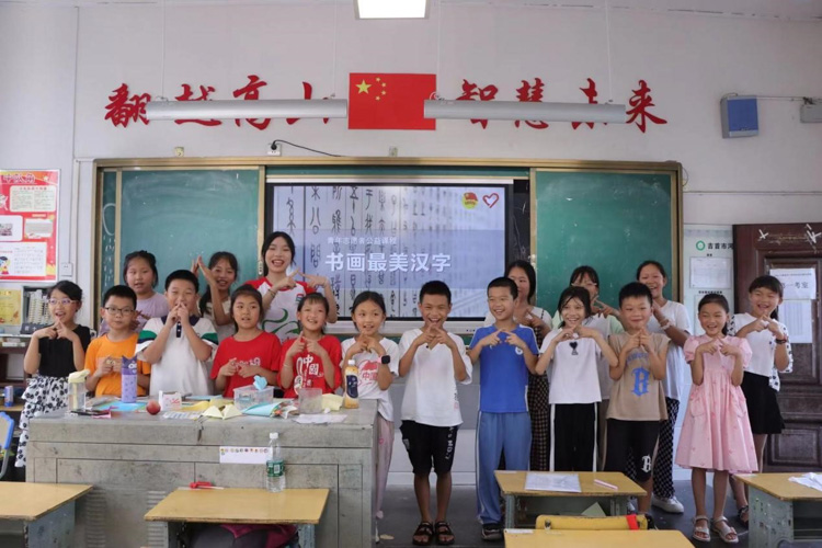 “七彩課堂”走進(jìn)河溪，助力鄉(xiāng)村兒童創(chuàng)造多彩童年