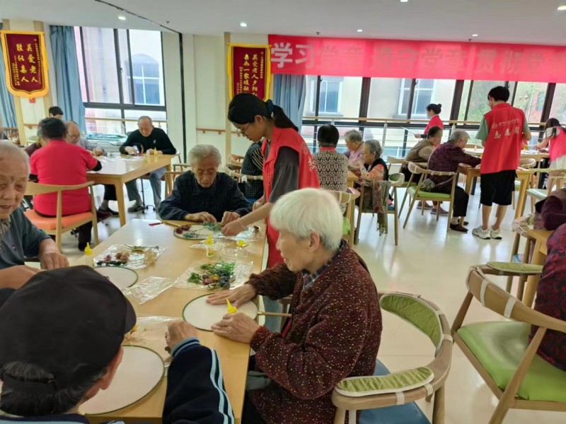 “綻放夕陽之花，簇簇人間溫情” ——安徽信息工程學(xué)院管理工程學(xué)院實(shí)踐團(tuán)