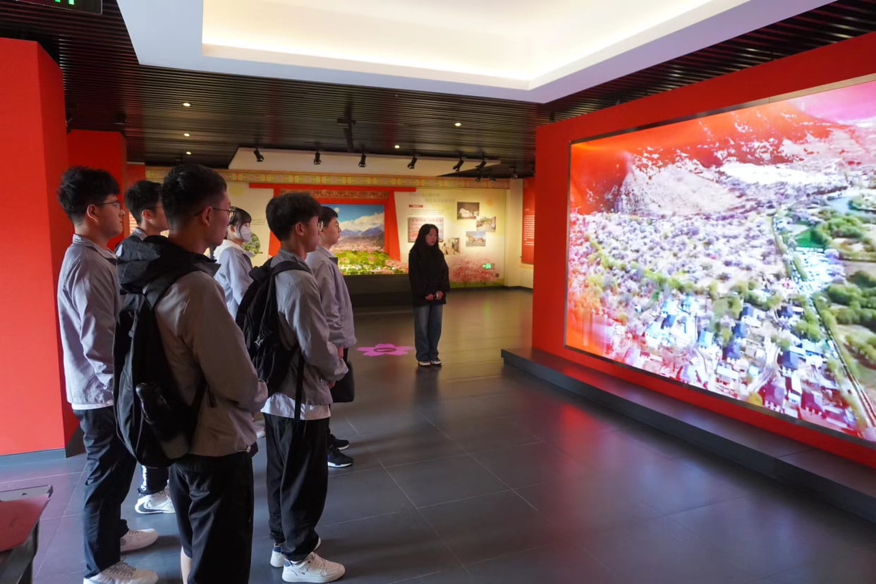 嘎拉村紅色研學主題教育展覽館開館，河南工業(yè)大學團隊開展'團結頌'主題黨日活動