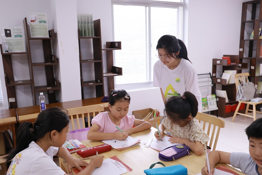 南財(cái)學(xué)子走進(jìn)農(nóng)家書(shū)屋：普及憲法，保障安全