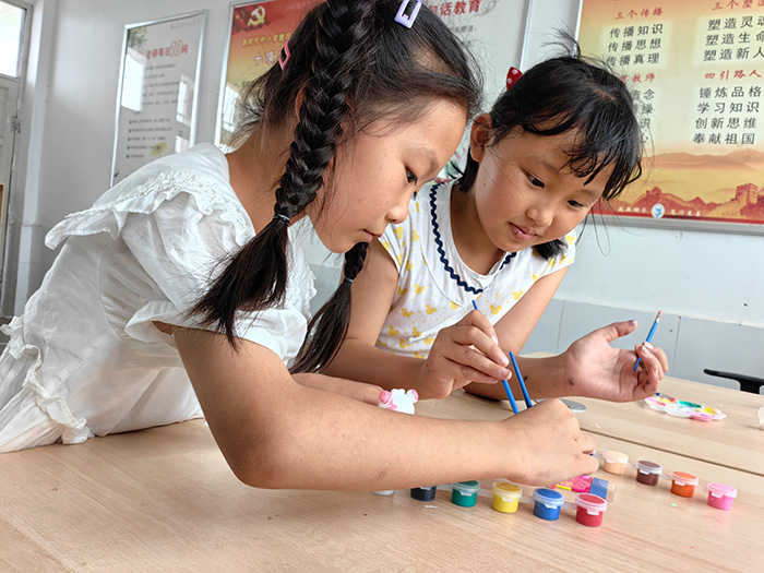 南財(cái)學(xué)子三下鄉(xiāng)：稚筆彩繪，探尋美好