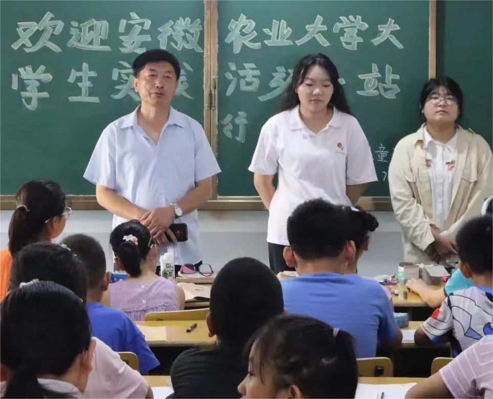 安徽學(xué)子三下鄉(xiāng)-小手牽思念，清風(fēng)拂童心