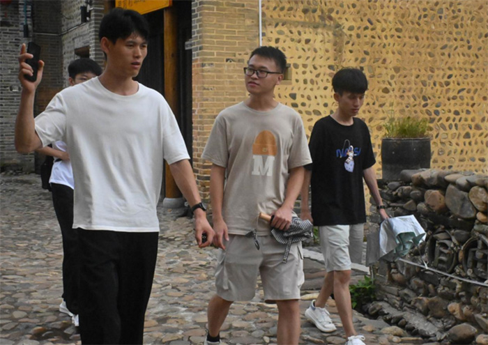 青年楊帆擎大任，悠悠鄉(xiāng)愁歌未央