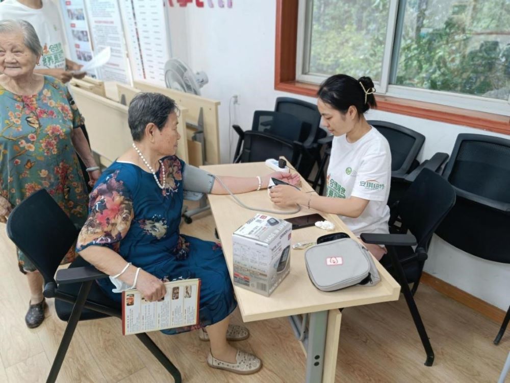 公衛(wèi)學子三下鄉(xiāng)：關愛老齡預防慢病，健康中國營養(yǎng)先行