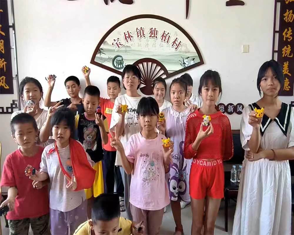 成都錦城學(xué)院三下鄉(xiāng)：彩筆描繪精彩生活，色彩涂出美好未來(lái)
