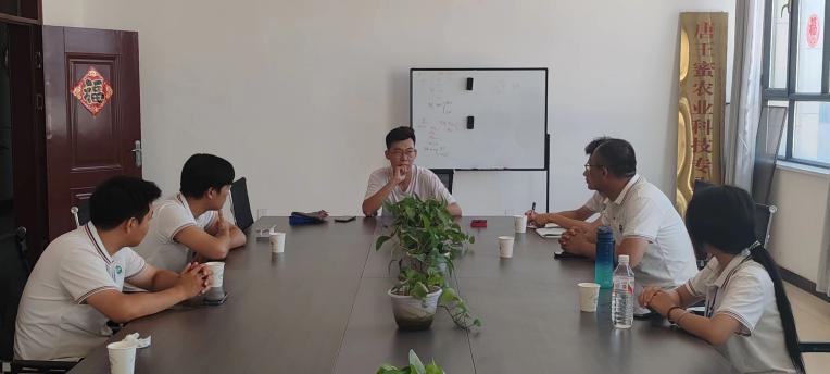 錦繡前程，電商筑夢(mèng)：劉文旋與疆君令，破繭成蝶的創(chuàng)業(yè)華章——石河子大學(xué)師范學(xué)院三下鄉(xiāng)發(fā)展成就觀察實(shí)踐團(tuán)深入第三師51團(tuán)12連走訪劉文旋圖木舒克市疆君令電子商務(wù)