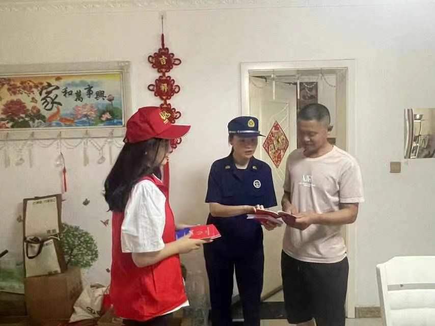 安陽(yáng)工學(xué)院暑假“三下鄉(xiāng)”發(fā)展成就觀察團(tuán)做防溺水宣傳