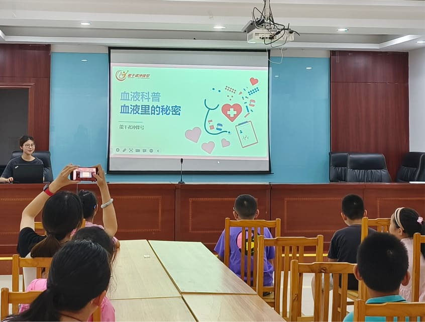 南通大學(xué)杏林學(xué)院能干者沖鋒號(hào)——南通市通州區(qū)碧堂廟社區(qū)開展科普活動(dòng)