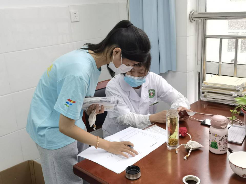 安徽中醫(yī)藥大學中醫(yī)學子三下鄉(xiāng)：為民健康辦實事，紅色基因