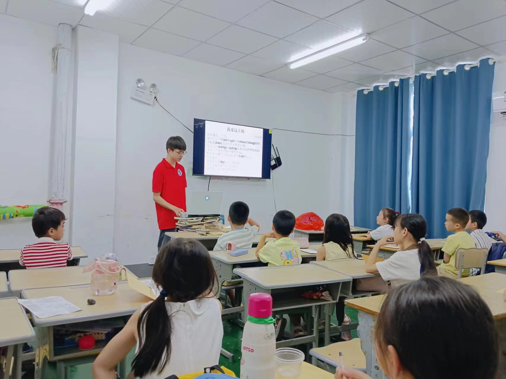  童心港灣，暖心助學(xué)