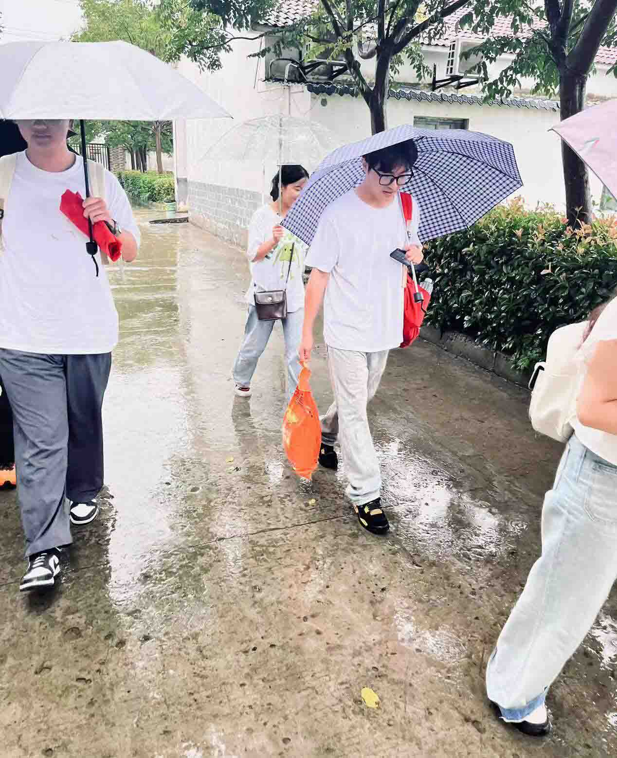 志愿者朱金龍：以實(shí)際行動扎根基層，全心全意體驗(yàn)青春風(fēng)采。