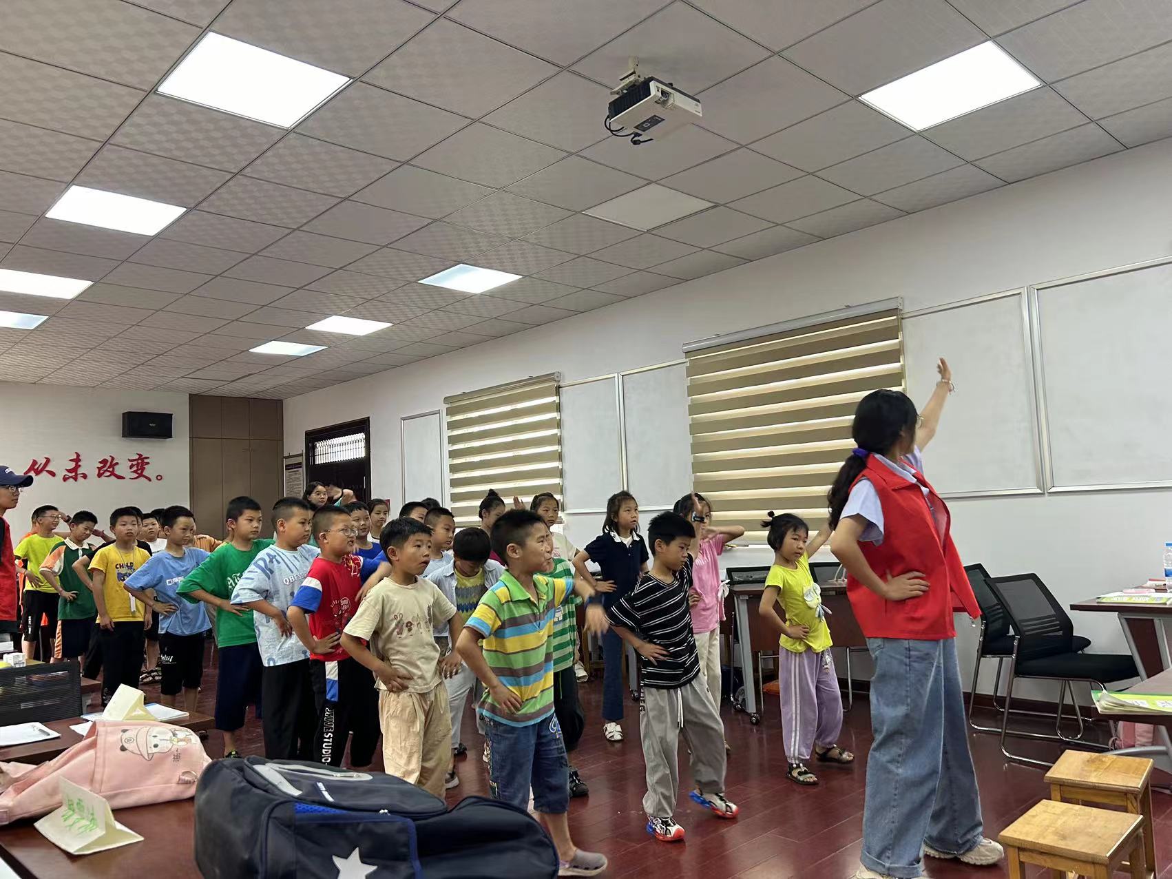 不忘初心，腳踏實地的做好支教——汽院愛心傳遞服務(wù)團