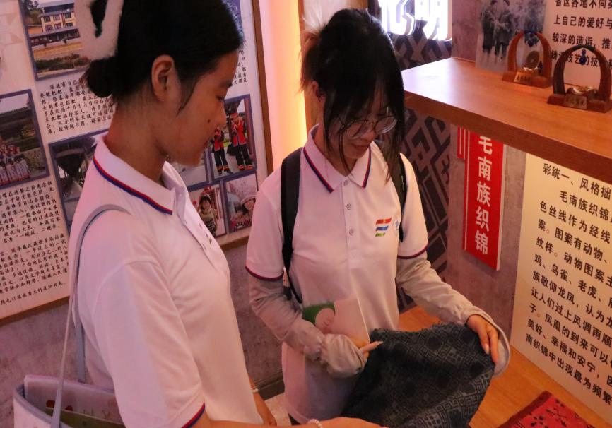 毛南館展團(tuán)結(jié)韻，學(xué)子心感民族情