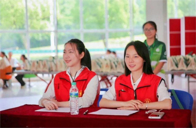 江西中醫(yī)藥大學的校慶志愿者們展青春風采！