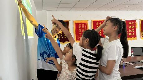 丹青越時空，千載留余香：“青助繁花”傳承傳統(tǒng)文化實踐團社區(qū)行