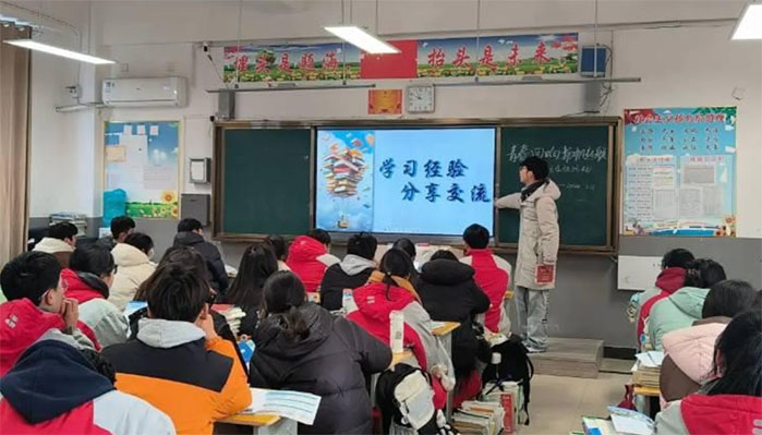 安財(cái)學(xué)子訪母校：探望老師，宣傳安財(cái)