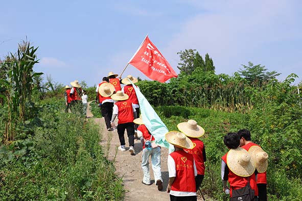 青年聚力情暖一老一幼，腳步不歇丈量青春沃野——“繁花碩果”鄉(xiāng)村振興公益行動隊篤力激活“鄉(xiāng)村振興”一池秋水