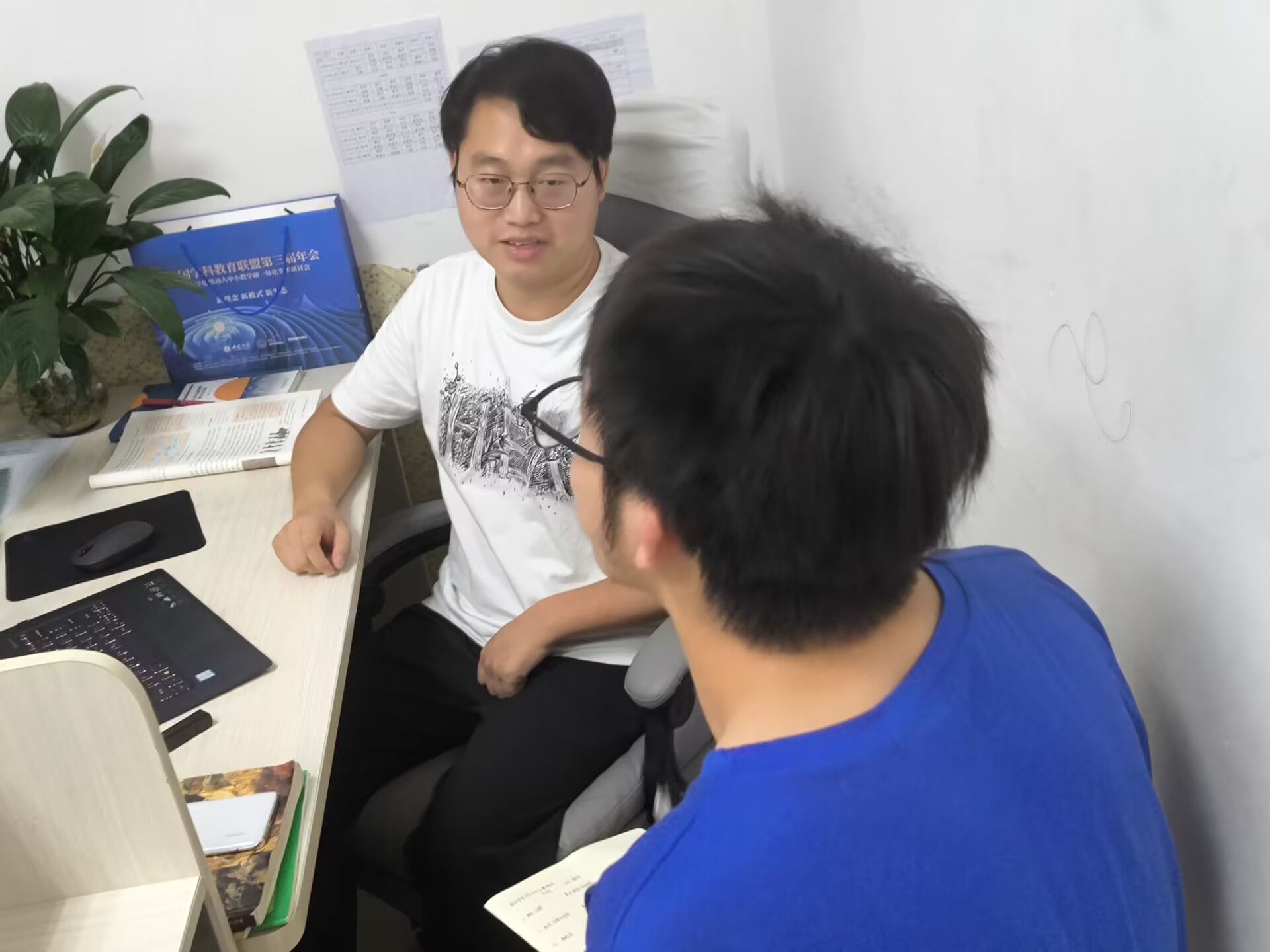 尋跡崢嶸西遷路，奮楫昂揚新征程