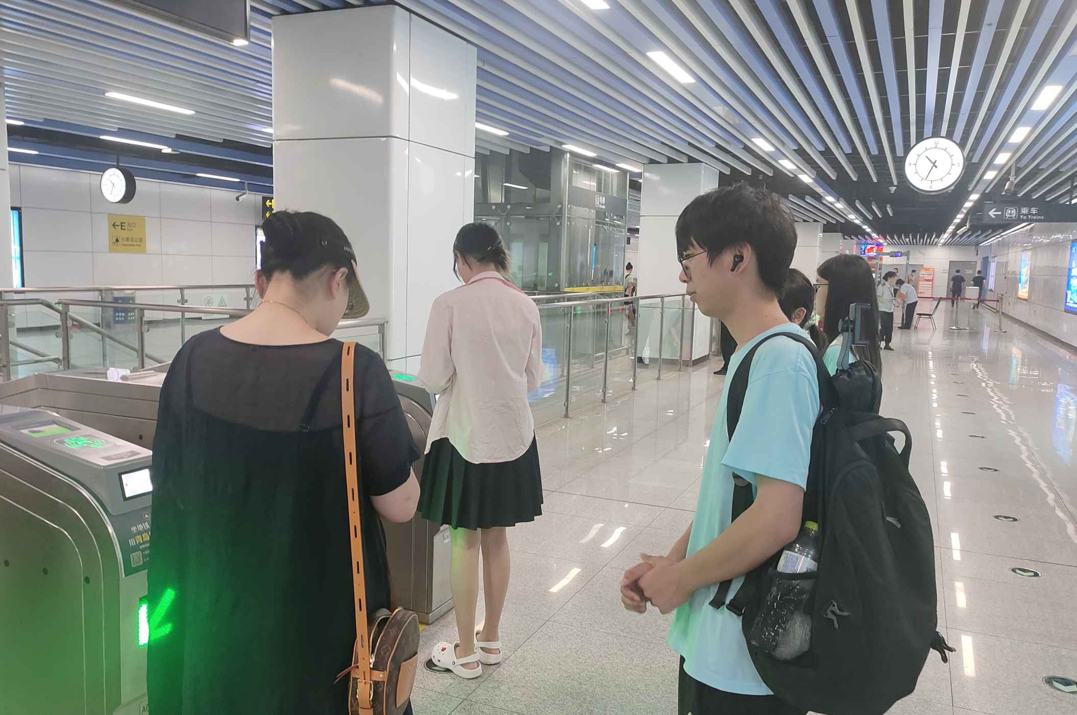 青島科技大學(xué)赴青島市“巡禮藍海情，筑夢文明行”文明旅游實踐團：文明足跡繪地鐵，旅游實踐頌新風