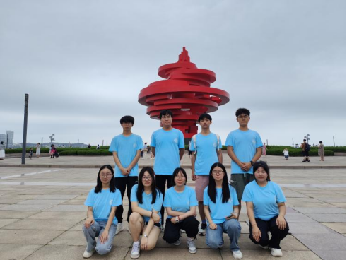 青島科技大學(xué)赴青島市“巡禮藍海情，筑夢文明行”文明旅游實踐團隊赴五四廣場、小麥島、棧橋參觀——文明出行， 一路潔凈