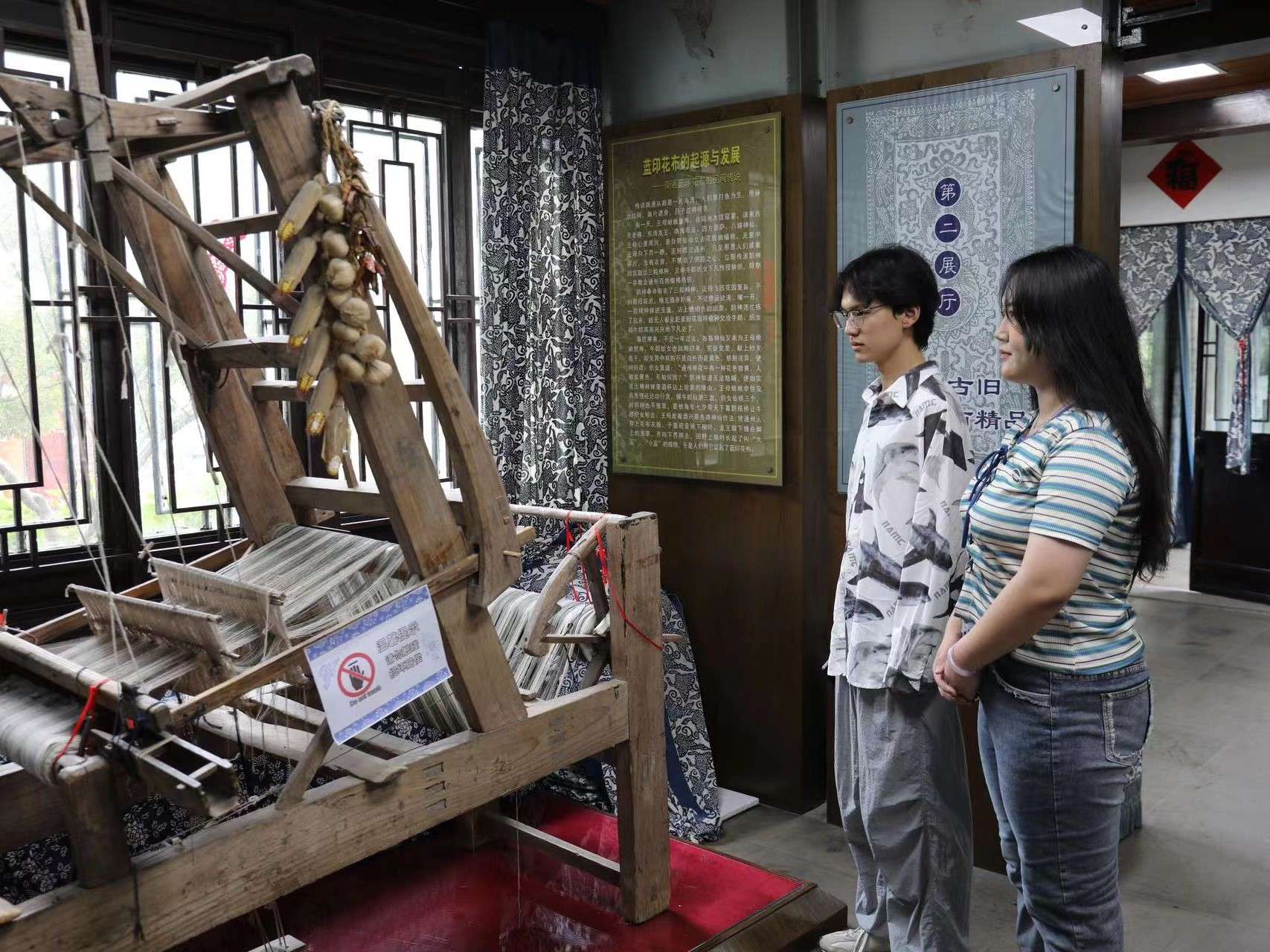 無錫學(xué)院學(xué)子三下鄉(xiāng)：鷂影風舞通城夢，白袷藍衫世界心