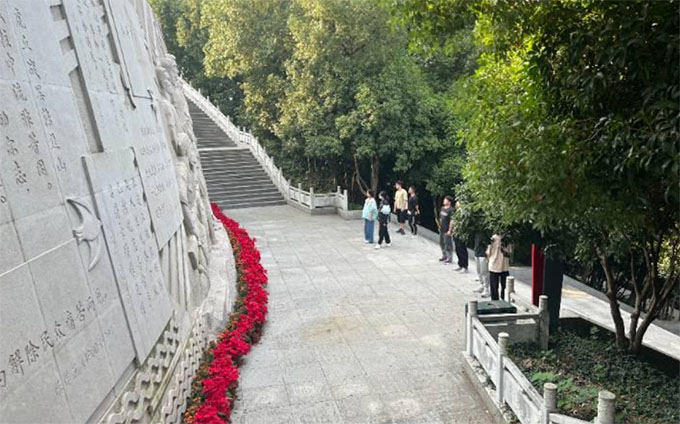 “不忘初心，牢記使命”——參觀烈士陵園