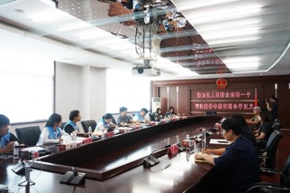 圖為調(diào)研隊成員在與法院工作人員交流互動。
