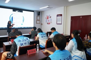 圖為調(diào)研隊成員在聽取溯源治理工作的報告。